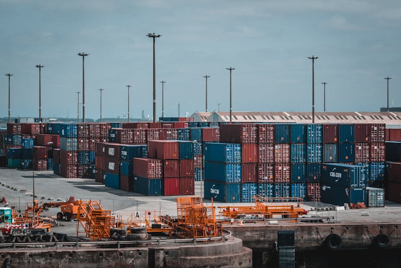 Containeroverslag op een logistiek knooppunt — de transportketen moet vergroenen onder druk van EU-wetgeving