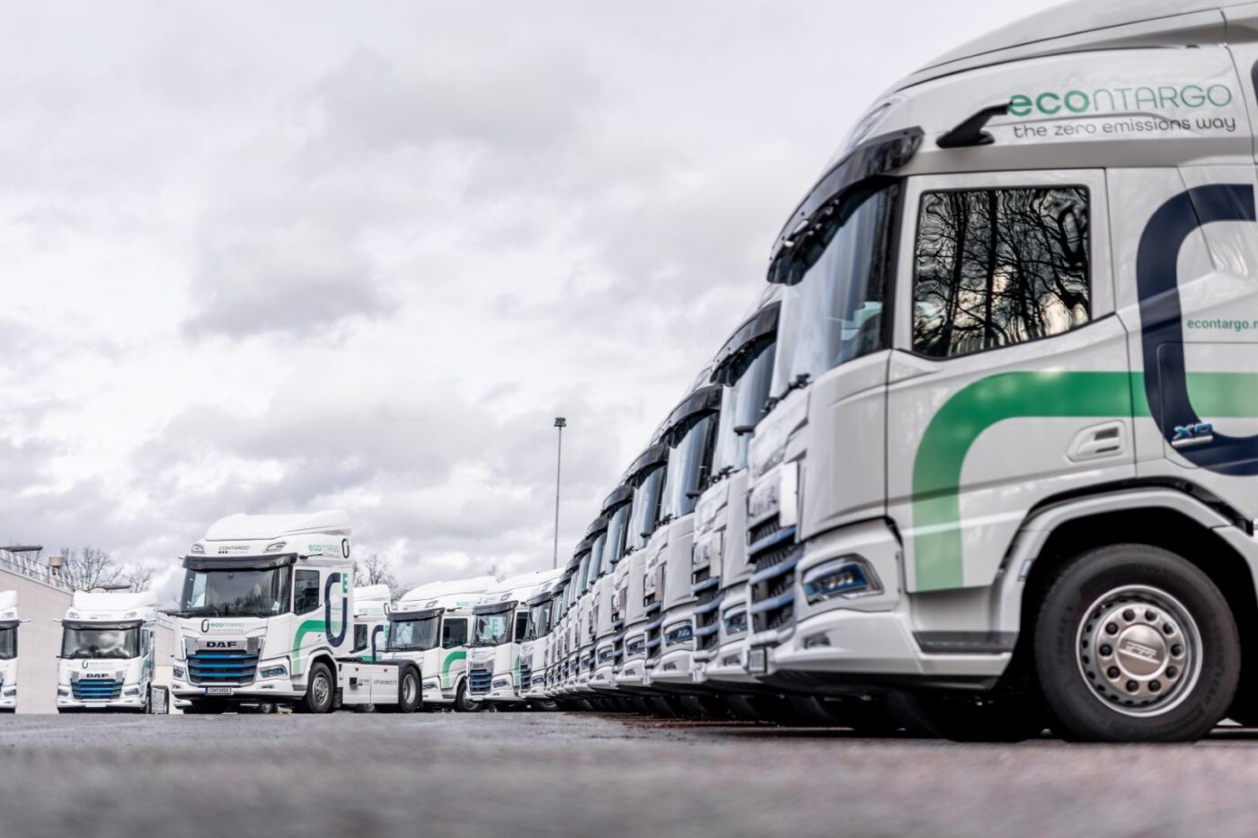 Tweedehands elektrische vrachtwagen op een bedrijfsterrein, klaar voor inspectie door een nieuwe eigenaar