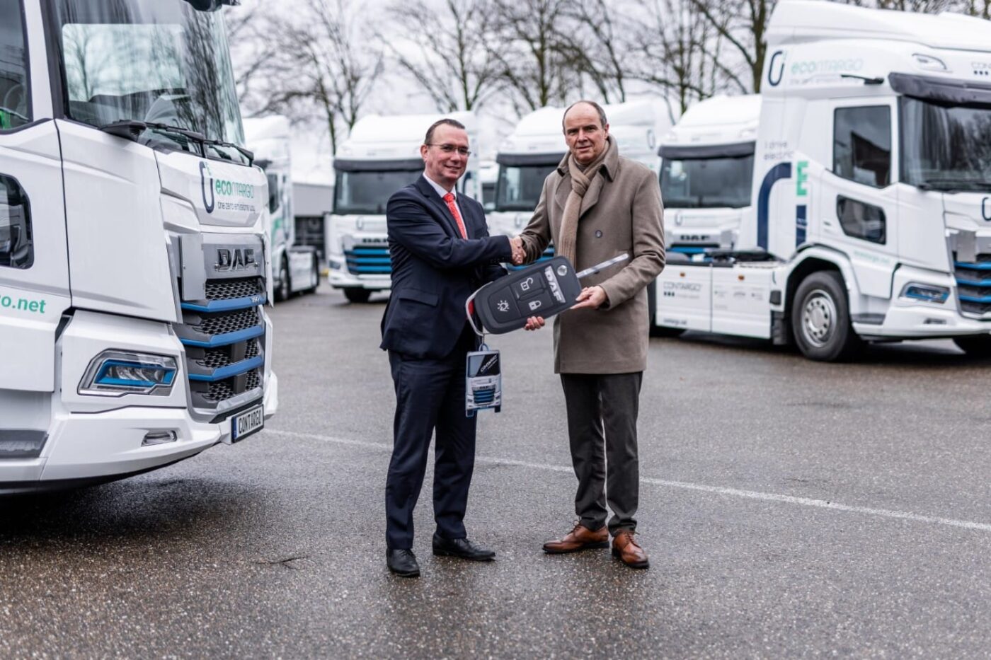 Monteur inspecteert het batterijpakket van een gebruikte elektrische vrachtwagen