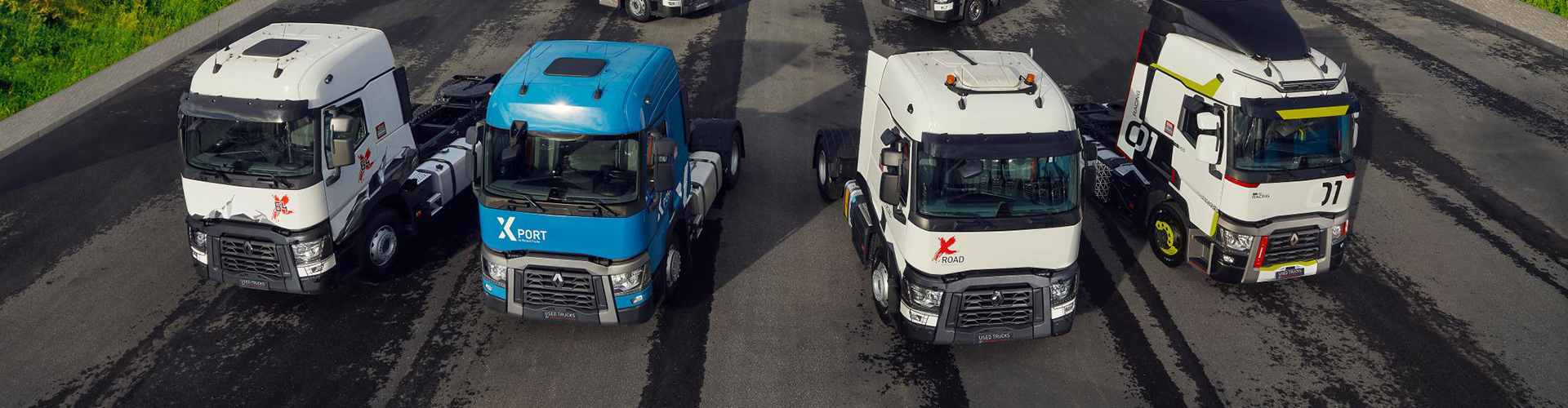 Overzicht van een rij tweedehands elektrische vrachtwagens op een dealerterrein