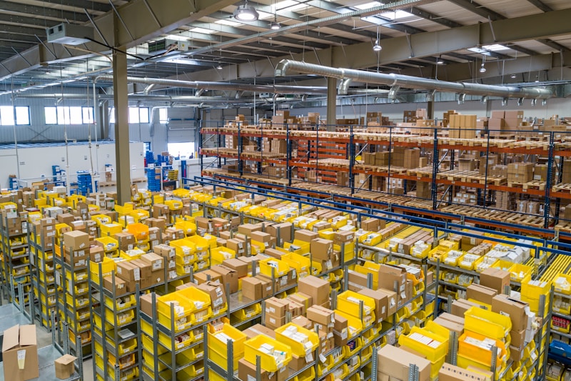 Logistiek magazijn met dozen en orderpicking, de operationele kern van transportbedrijven die hun vloot vergroenen