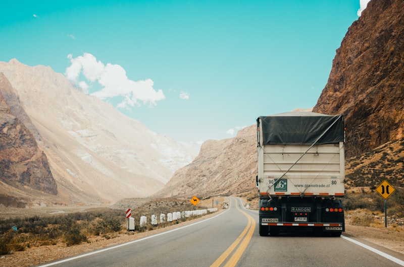 Vrachtwagen op een Europese snelweg, symbool voor de groeiende laadinfrastructuur langs transportcorridors