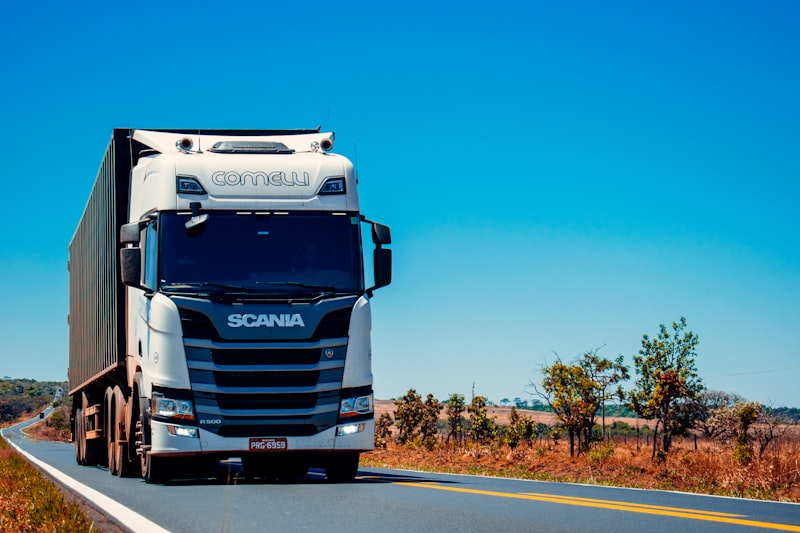 Truck op een logistieke route door Europa, het type corridor waarlangs publieke laadhubs worden gebouwd