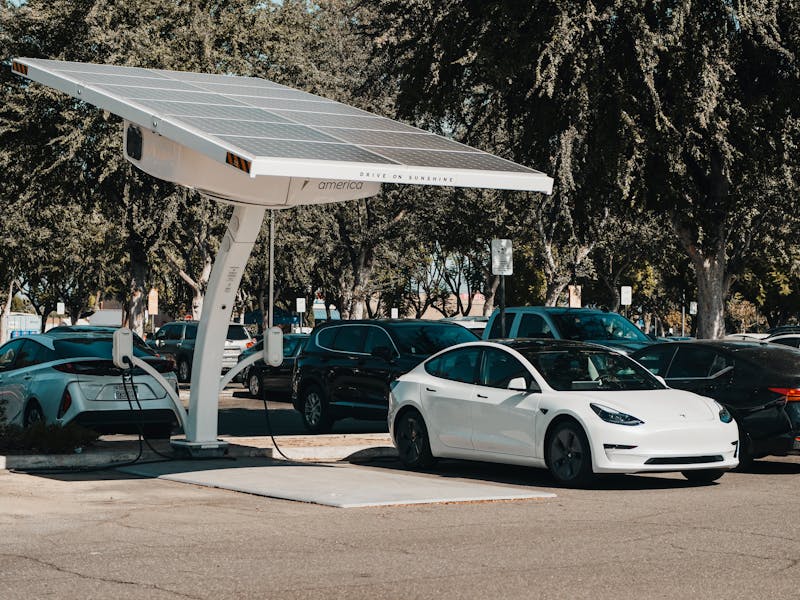 Elektrische vrachtwagen aangesloten op bidirectionele laadinfrastructuur op een bedrijfsterrein