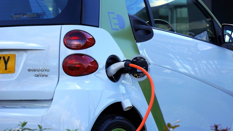 Laadpunten voor elektrische vrachtwagens op een logistiek terrein met zonnepanelen