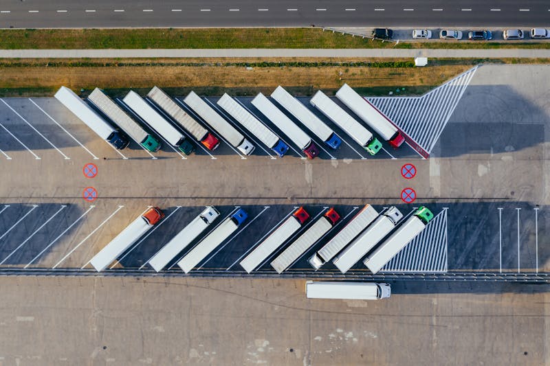 Technici werken aan de laadinfrastructuur bij een transportbedrijf