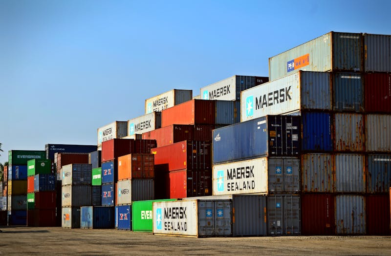 Logistiek distributiecentrum met vrachtwagens