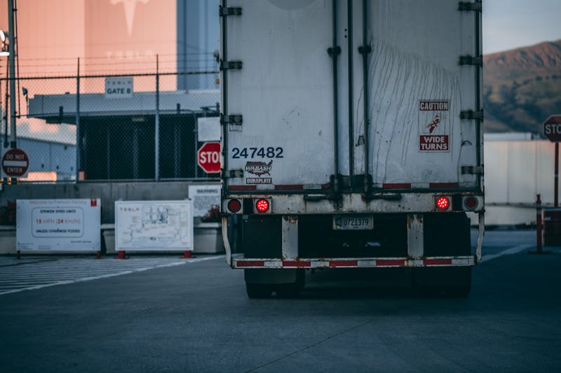 Vrachtwagen bij een logistiek laadperron, symbool voor strakke ritplanning en laadmomenten