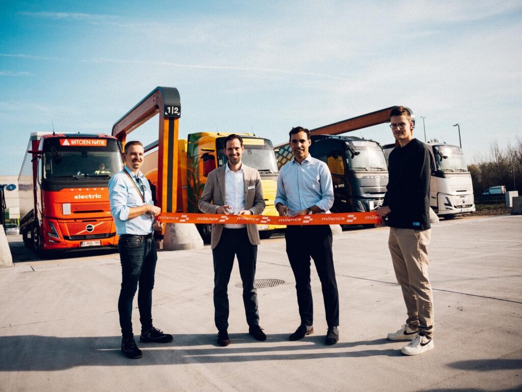 Publiek trucklaadplein in Gent met zware elektrische vrachtwagens en high-power laadpunten