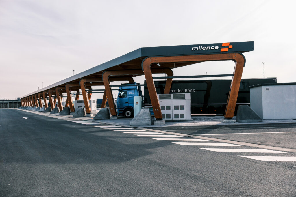 Megawatt charging-opstelling voor zware elektrische trucks in de havenomgeving van Antwerpen
