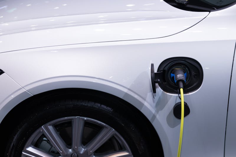 Elektrische vrachtwagen aan het laden bij een depot met laadinfrastructuur