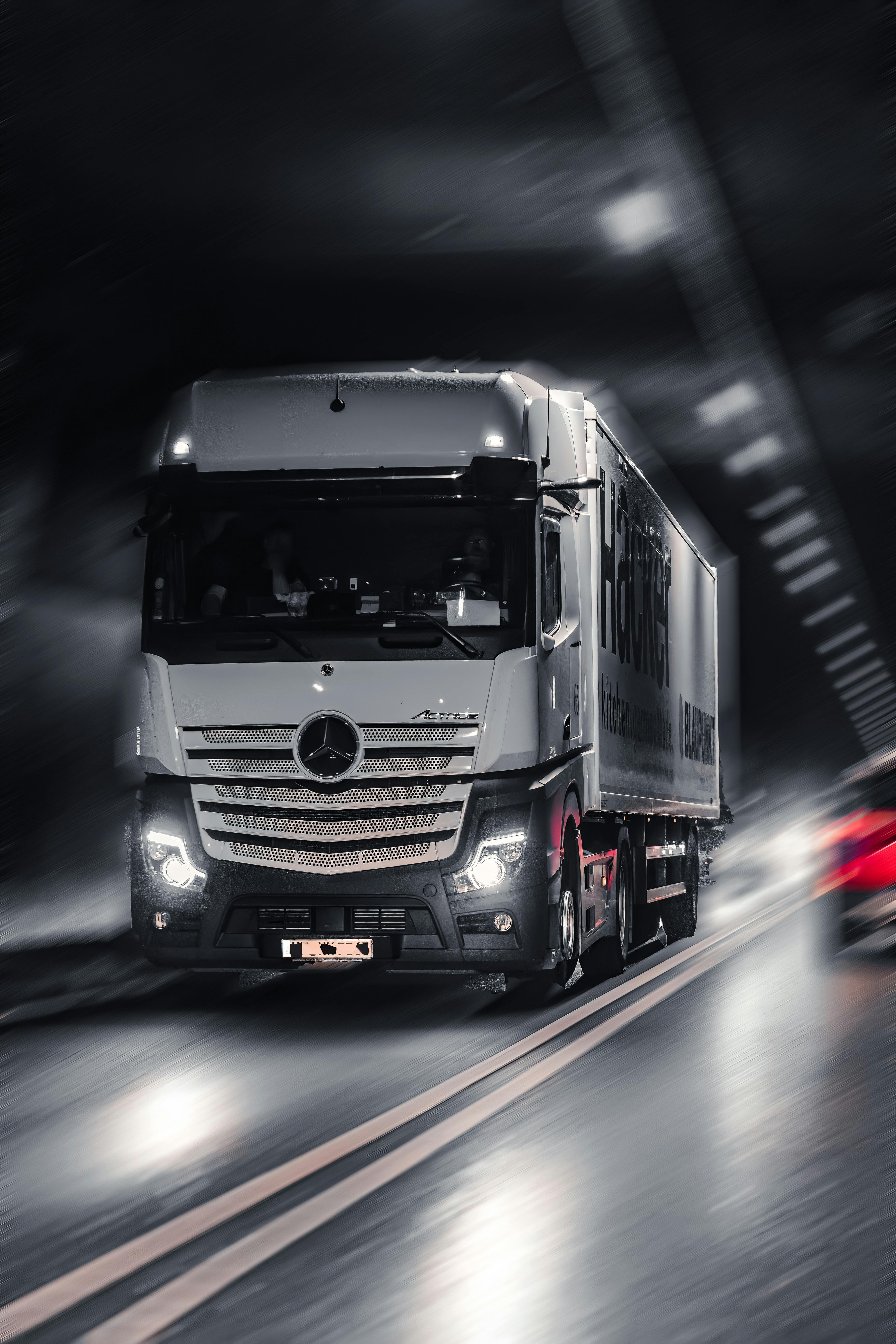 Vrachtwagen in beweging op een Europese stadsroute als symbool voor operationele voorbereiding op vrachtwagenheffing