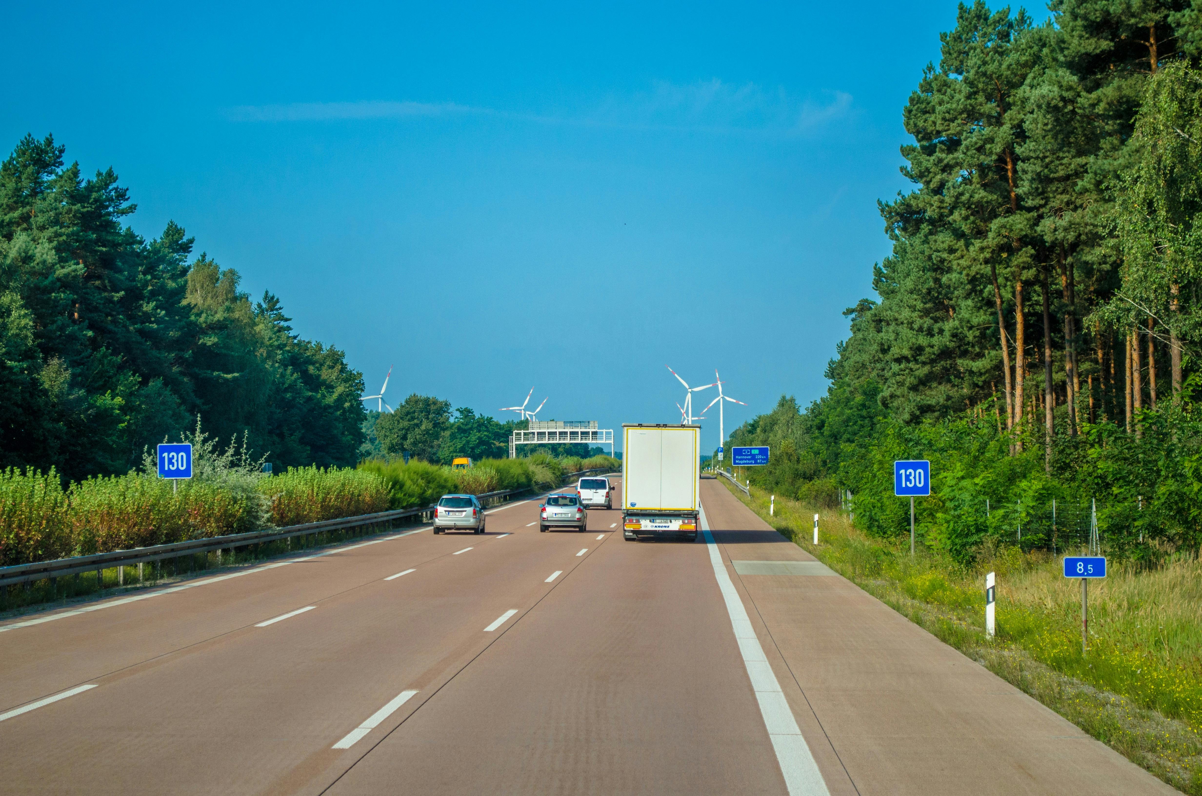 Vrachtwagen op een Europese snelweg met tolportaal op de achtergrond als illustratie van digitale tolregistratie