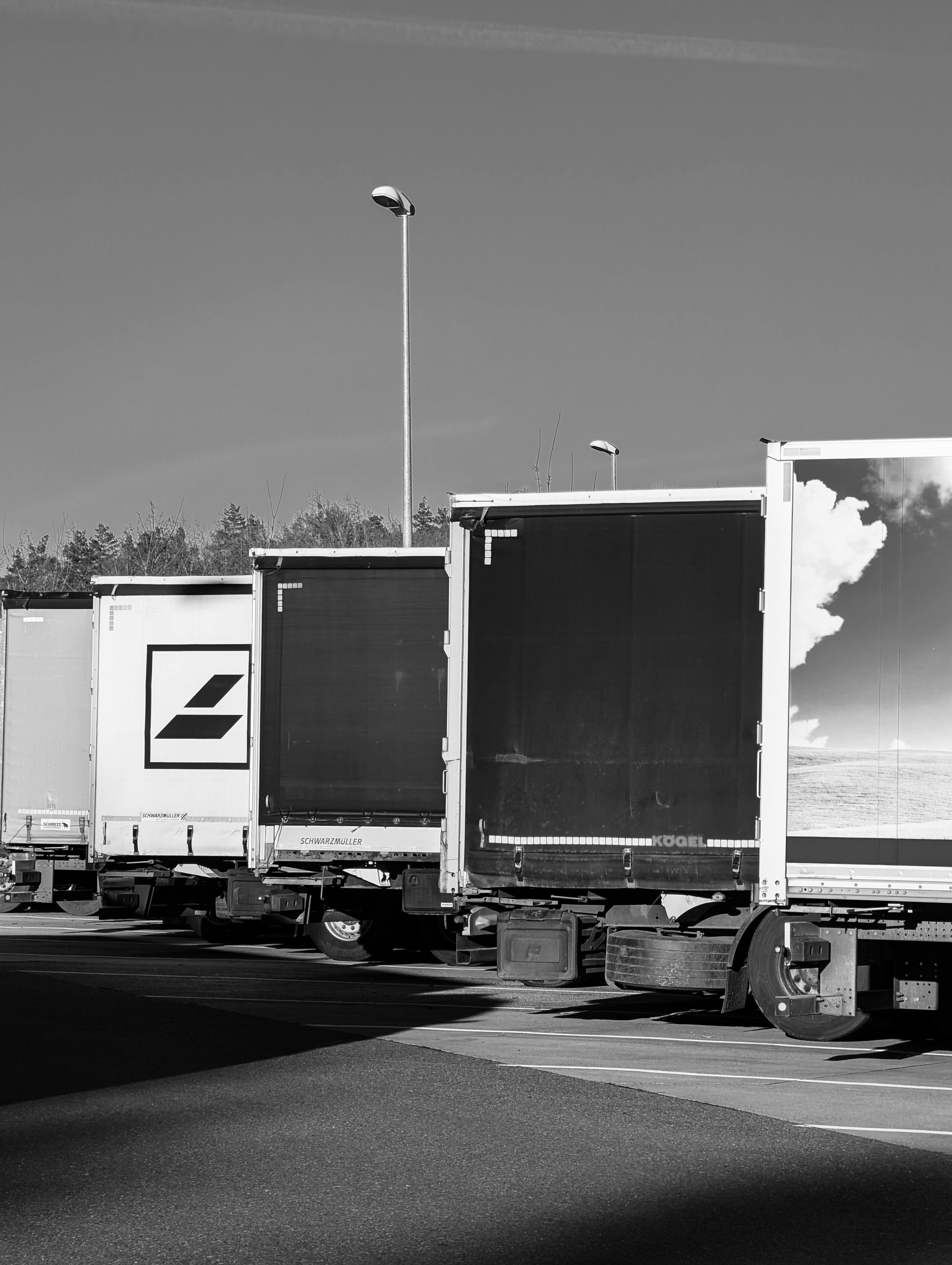 Rij geparkeerde Europese opleggers op een logistiek terrein als illustratie van wagenparkbeheer en operationele voorbereiding