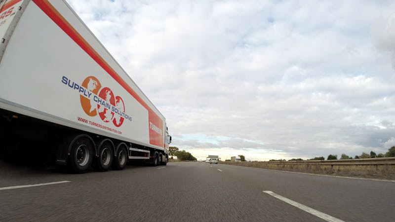 Vrachtwagen op de snelweg als illustratie van het juiste kilometertarief en voertuigclassificatie voor vrachtwagenheffing