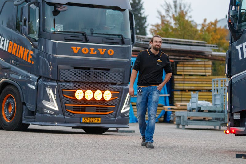 Volvo vrachtwagen op depot als illustratie van de keuze tussen publiek laden, depotladen en schaalbare vlootoperatie