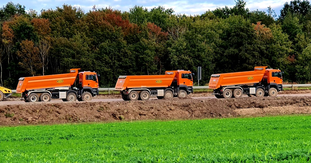 Bouwtrucks op een werkroute als illustratie van elektrische bouwlogistiek en inzetkeuzes in 2026