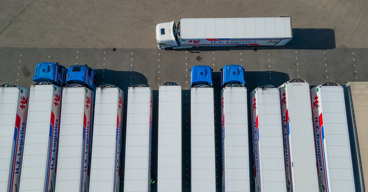 Rij geparkeerde vrachtwagens als illustratie van langeafstandsvloten en nieuwe elektrische cabinekeuzes