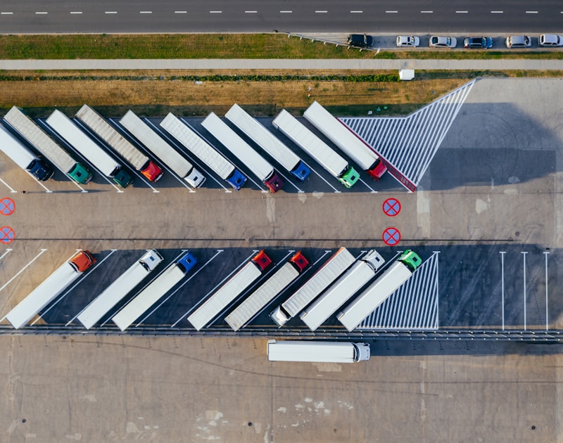 Logistiek parkeerterrein met vrachtwagens en trailerplaatsen als illustratie van corridorplanning en schaalbaarheid van elektrische trucks