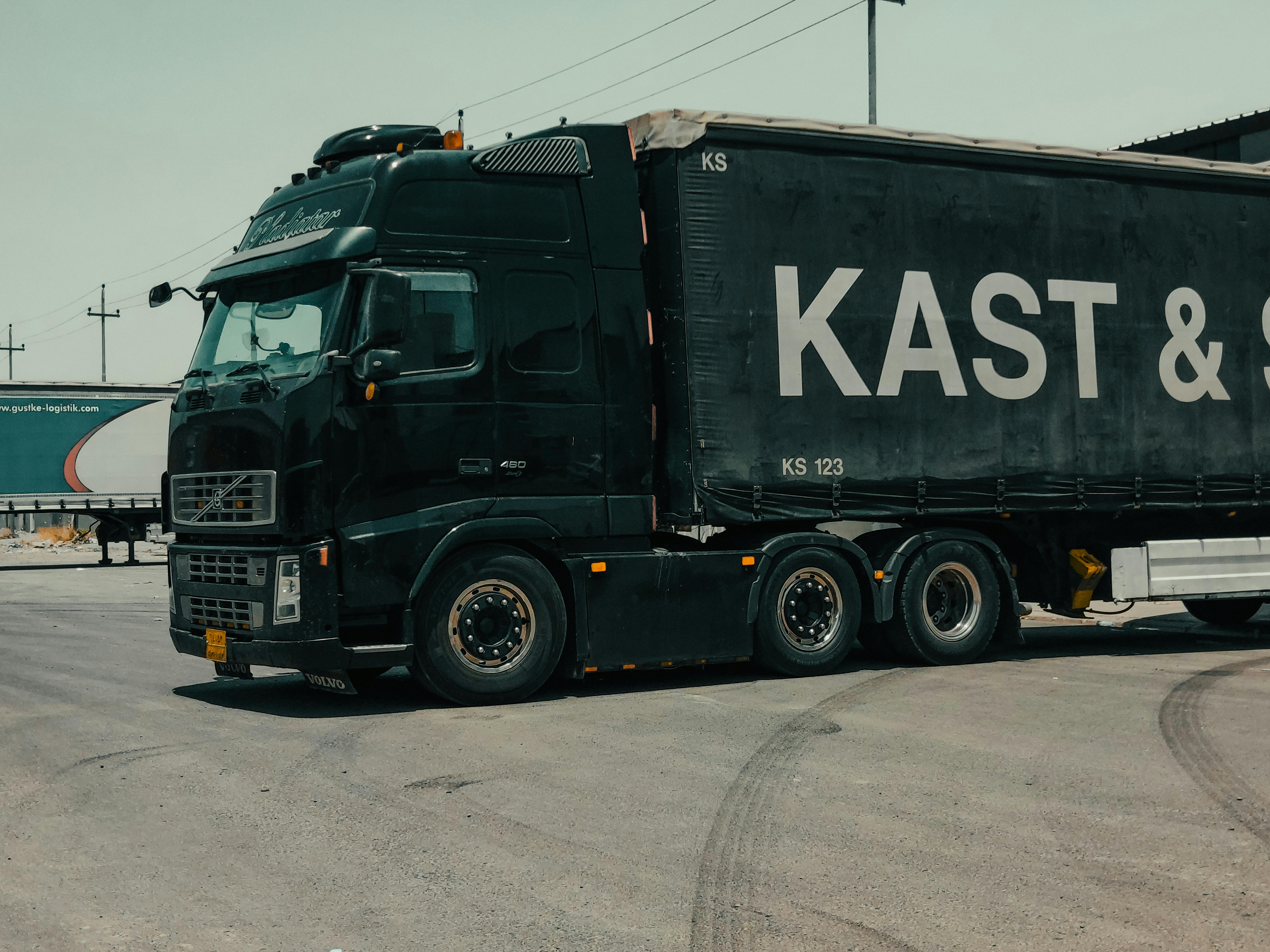 Zware vrachtwagen op logistiek terrein als illustratie van hoe linehaul-trucks niet alleen van laadvermogen maar ook van operationele fallback afhankelijk zijn
