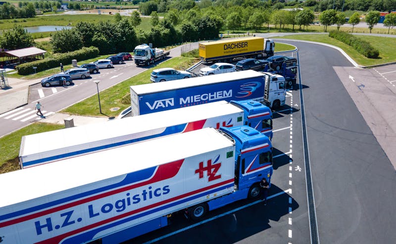 Geparkeerde logistieke vrachtwagens op een depotterrein als illustratie van vlootplanning en laadlogica voor elektrische trucks