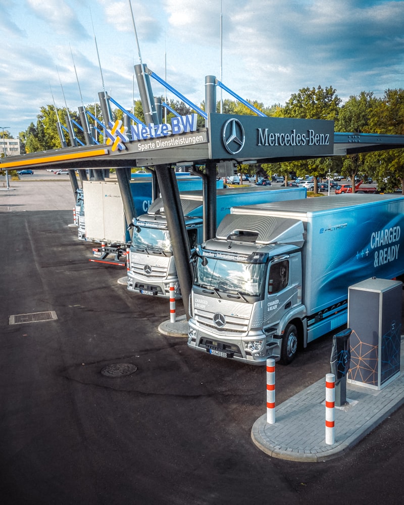 Europese trekker-opleggercombinatie als illustratie van corridortransport, openbare laadinfra en de schaalvraag rond elektrische vrachtwagens in langeafstandsinzet