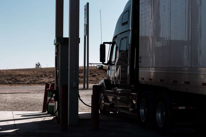 Elektrische truck op de weg als illustratie van langeafstandstransport, actieradiusclaims en linehaul-inzet van batterij-elektrische vrachtwagens