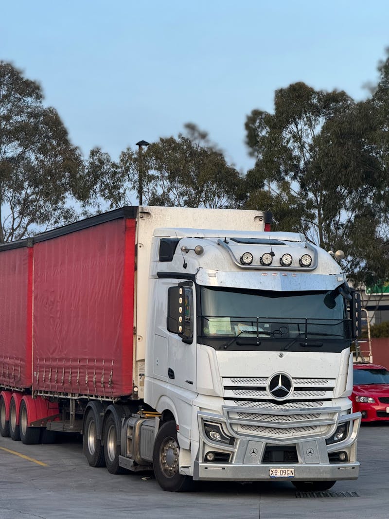 Zware vrachtwagen op logistieke locatie als illustratie van elektrische bouwlogistiek, vlootvernieuwing en inzet van nieuwe truckplatformen
