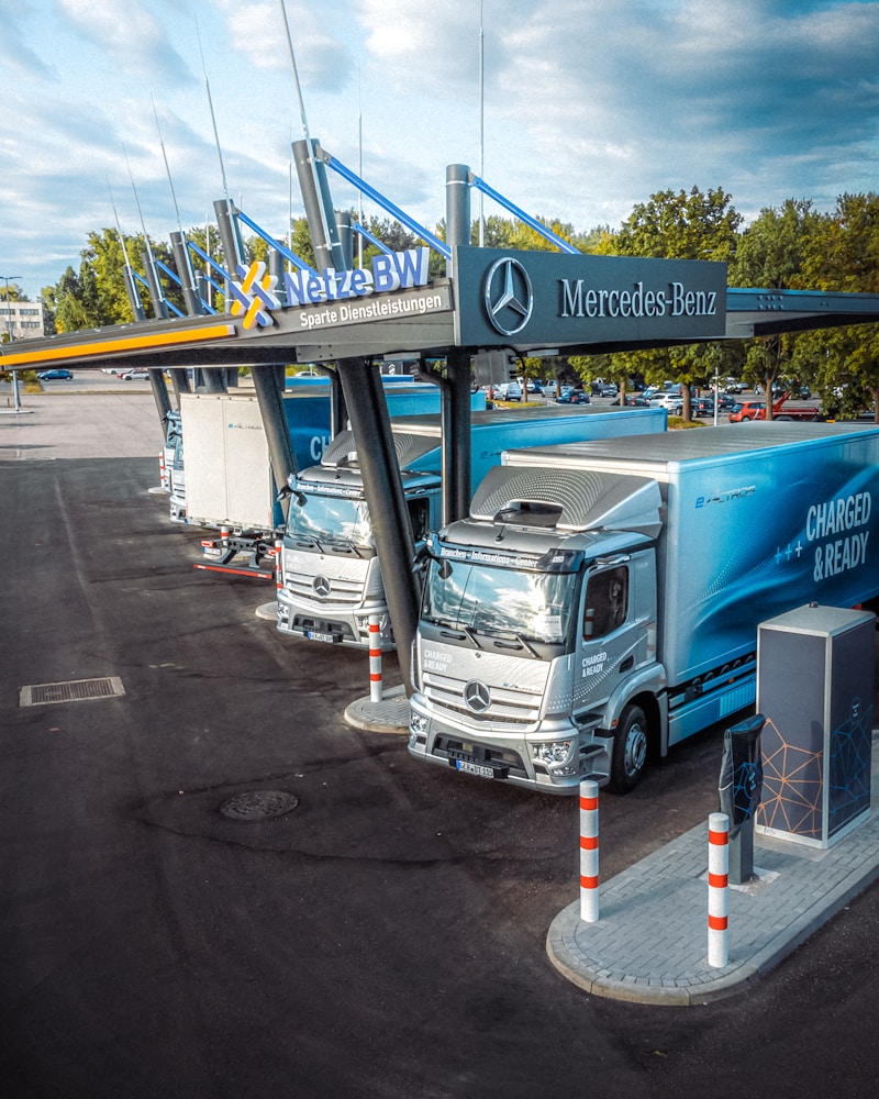 Elektrische trekker-opleggercombinatie op de weg als illustratie van truck-uptime, onderhoudsplanning en servicekeuzes voor logistieke vlootinzet