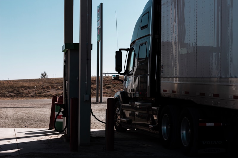 Zware vrachtwagen op corridorroute als illustratie van onderhoudsrisico, logistieke beschikbaarheid en de praktijk van servicecontracten voor elektrische trucks