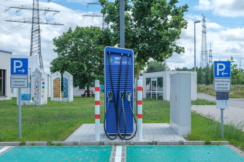 Openbare laadplaats als illustratie van megawattlaadinfrastructuur, corridorstops en de operationele randvoorwaarden voor elektrische vrachtwagens