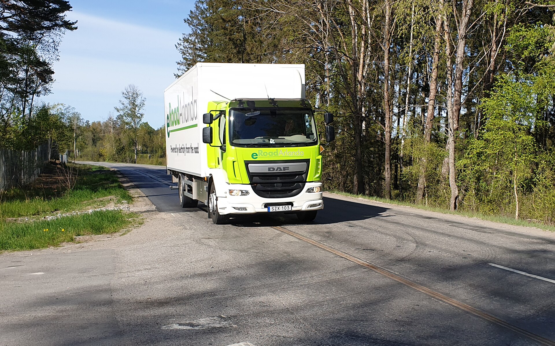 Elektrische vrachtwagen op een testweg als illustratie van hoog elektrisch vermogen, vermogenselektronica en netbelasting bij truckladen