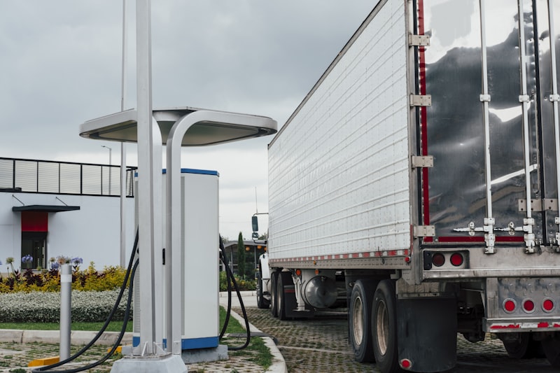 Opleggercombinatie naast een laadopstelling als illustratie van private trucklaadinfrastructuur op bedrijfsterrein
