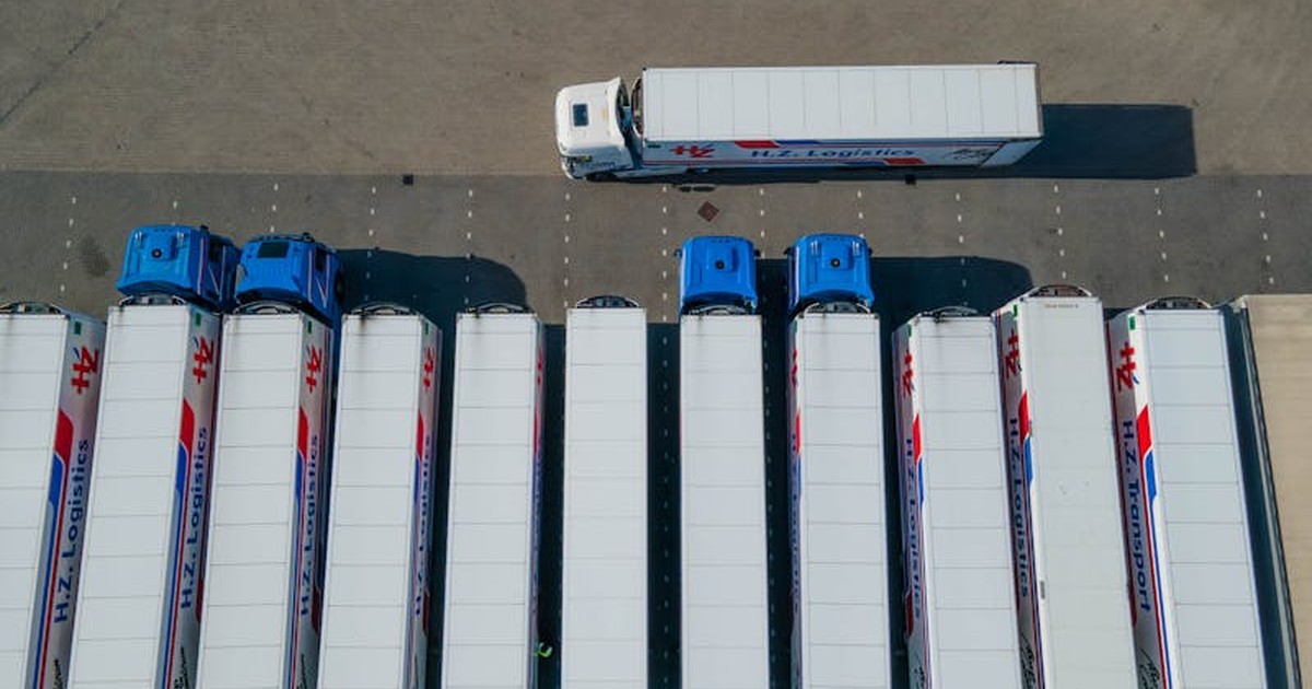 Elektrische vrachtwagens op een logistiek depot als illustratie van truckladen binnen afgesproken netvensters en alternatieve transportrechten