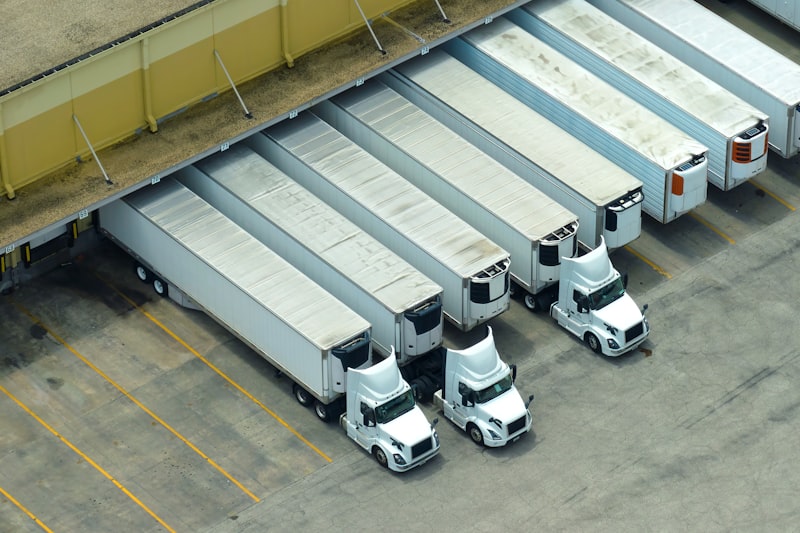 Vrachtwagen op een trucklaadplein als illustratie van laden binnen geplande blokvensters op een logistiek depot