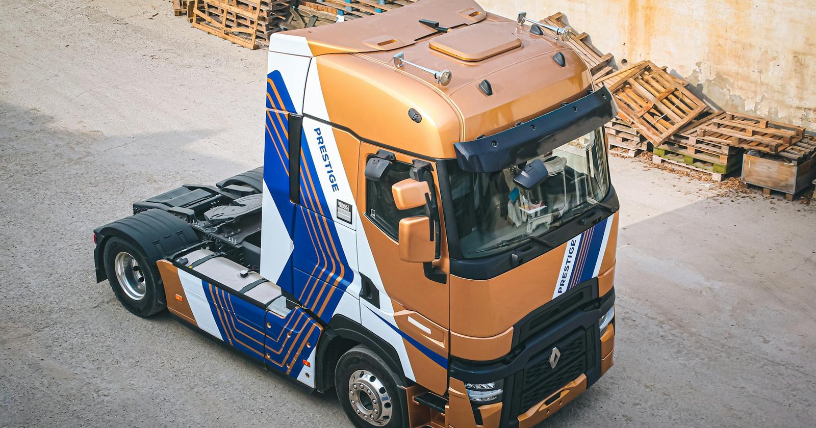 Europese Renault vrachtwagen in een industriële logistieke omgeving als illustratie van gecontracteerd transportvermogen voor truckladen op een depot