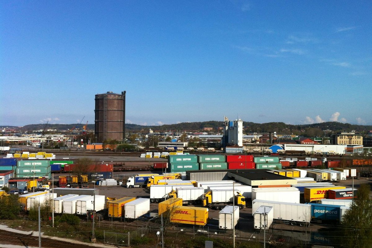 Logistieke vrachtwagens en cargo-hub in Gothenburg als illustratie van depotcapaciteit, netcongestie en slim verdelen van transportvermogen voor truckladen