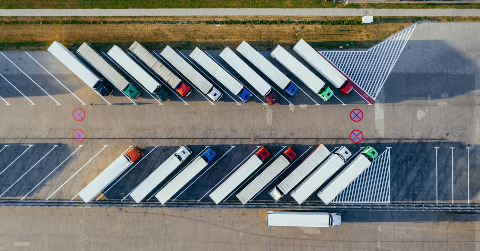 Luchtfoto van vrachtwagens op een logistieke hub als illustratie van truckladen, netcapaciteit en flexibel contracteren voor een depot