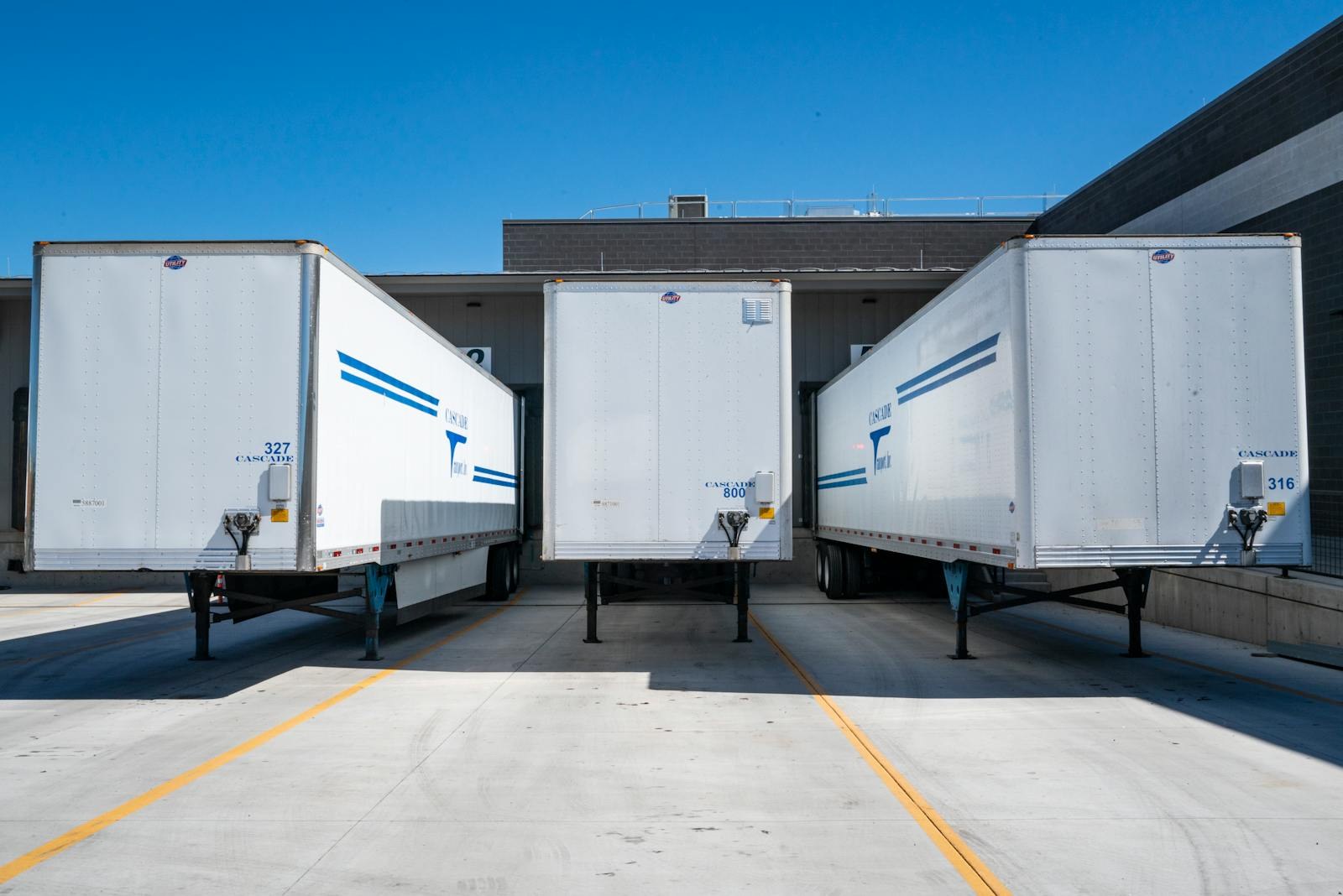 Vrachtwagens aan laaddocks bij een distributiecentrum als illustratie van truckladen binnen vaste tijdvensters en logistieke laadplanning