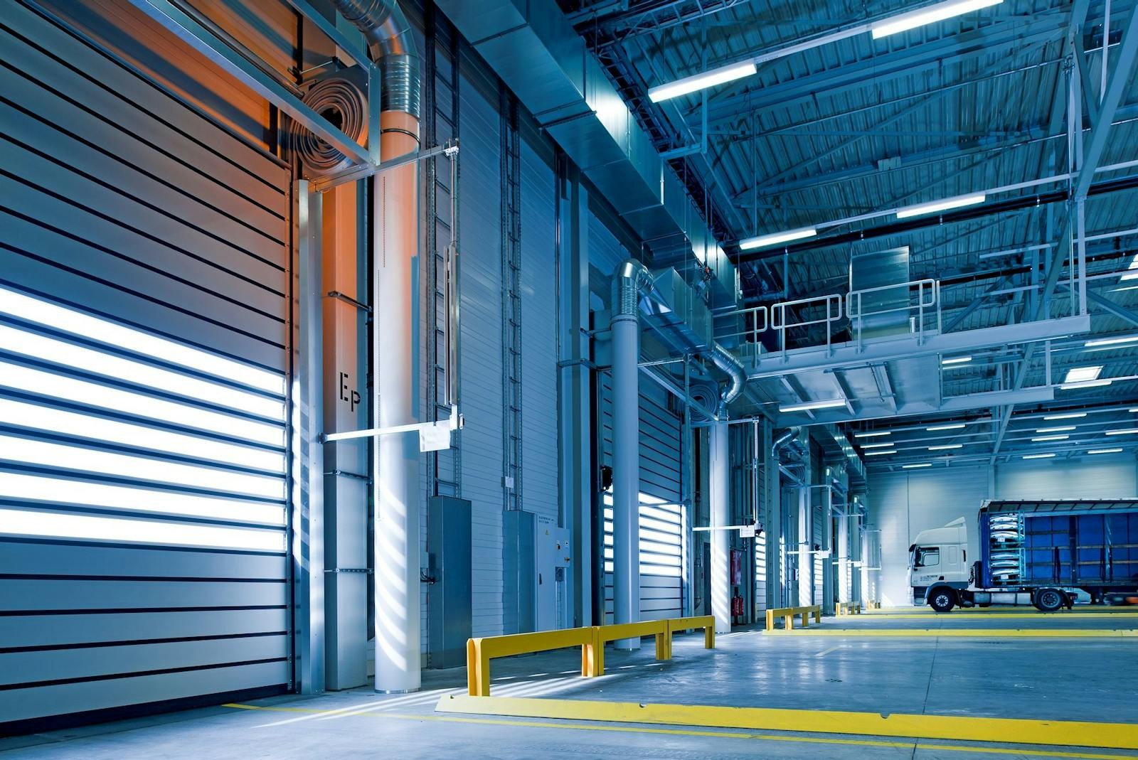 Vrachtwagen bij een modern logistiek warehouse als illustratie van centraal truckladen, depotsturing en slim verdelen van netcapaciteit