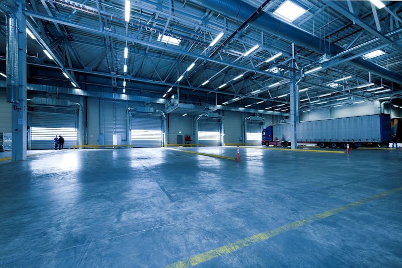 Logistieke warehouseomgeving met laad- en dockactiviteit als illustratie van ritvensters, operationele planning en de vraag welke processen in een truckdepot echt flexibel zijn