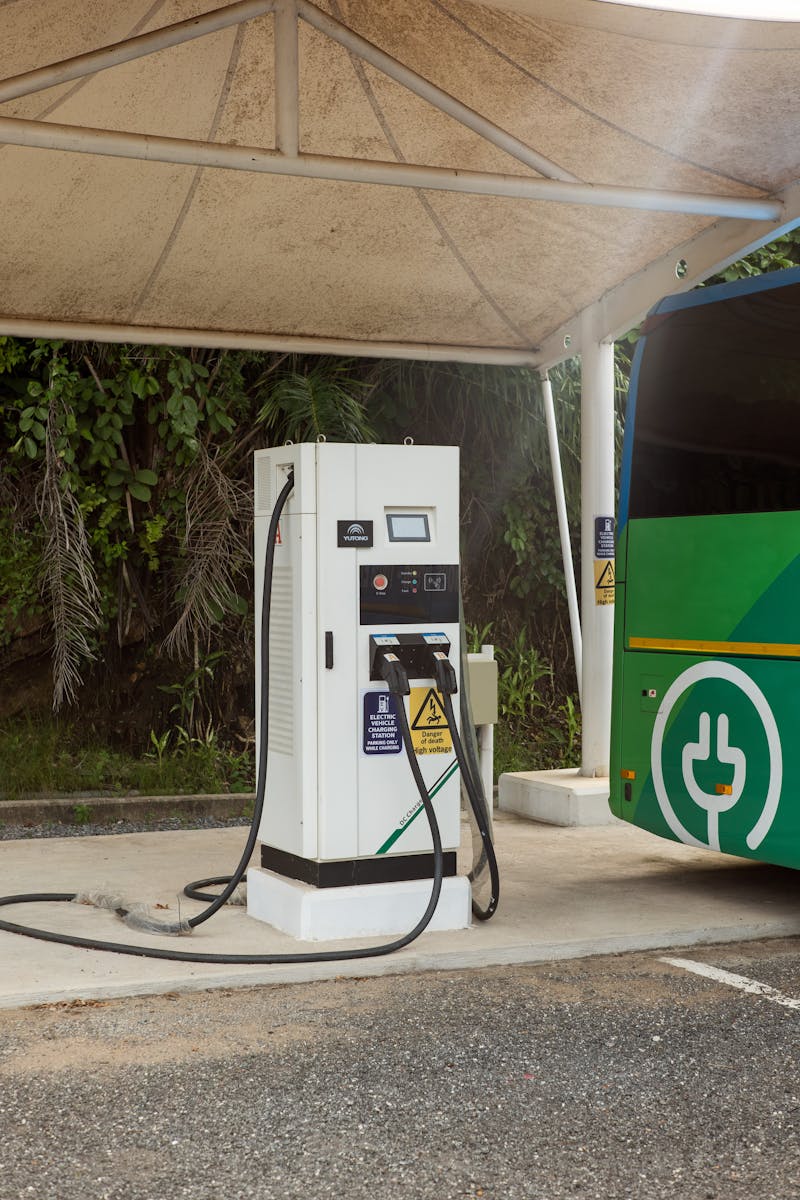 Laadinfrastructuur voor zwaar elektrisch vervoer onder een overkapping als illustratie van investeringen in flexibel laden, energiebeheer en netgestuurde truckoperaties