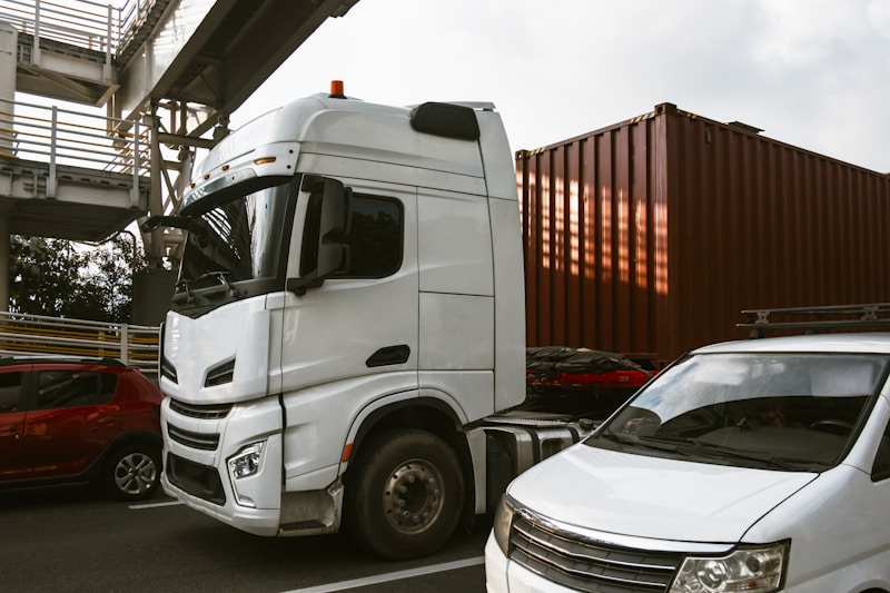 Witte trekker met container in logistieke omgeving als illustratie van elektrische vrachtwageninzet en klantplanning