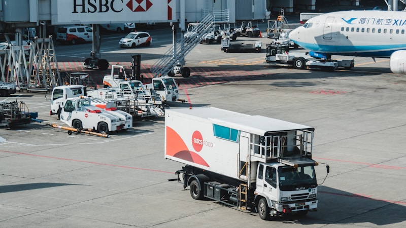 Rij logistieke vrachtwagens op een depot als illustratie van vlootplanning, publiek laden en laadstrategie