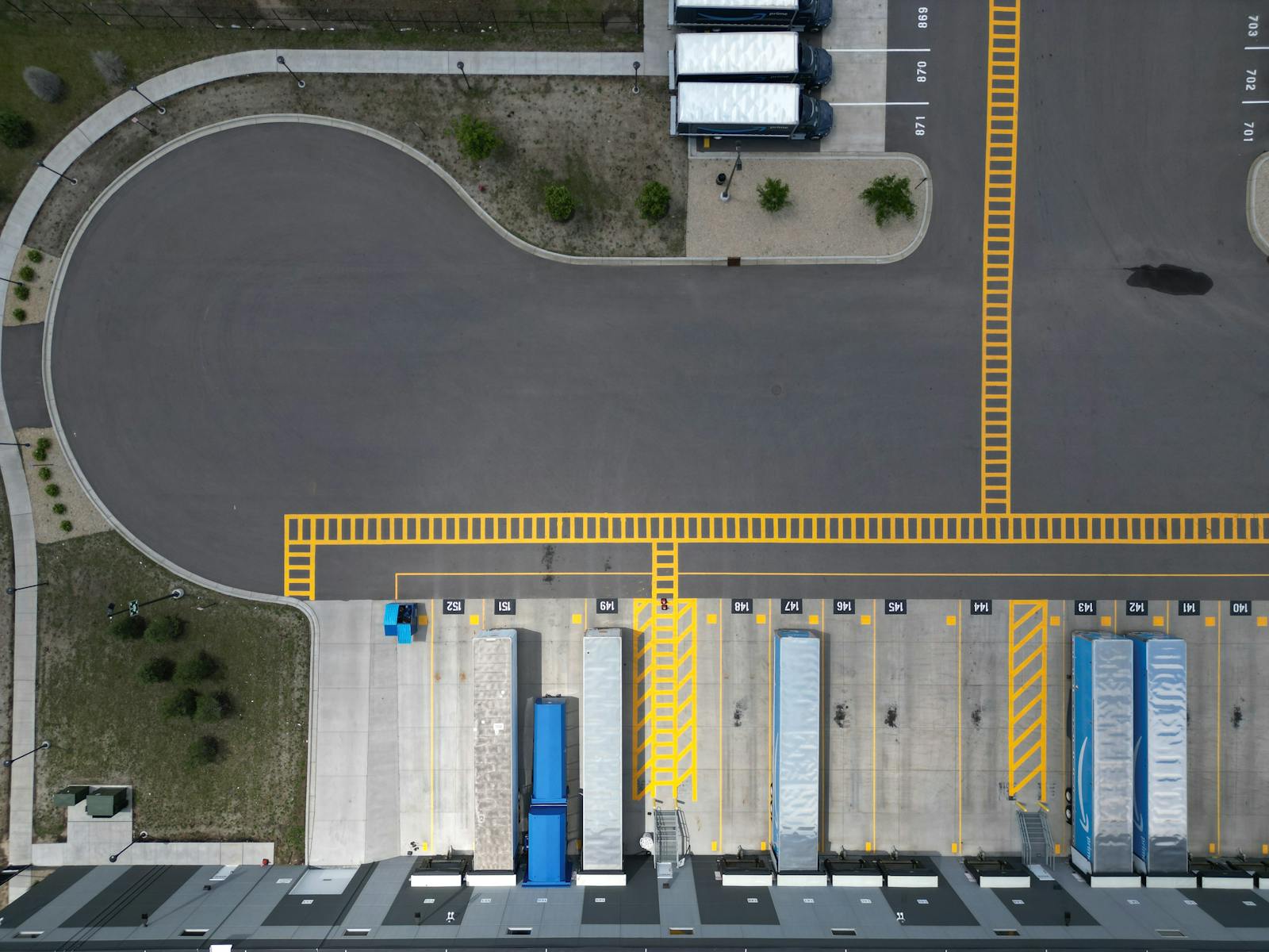 Vrachtwagens aan laadperrons bij een logistiek depot als illustratie van laadvensters en ritplanning