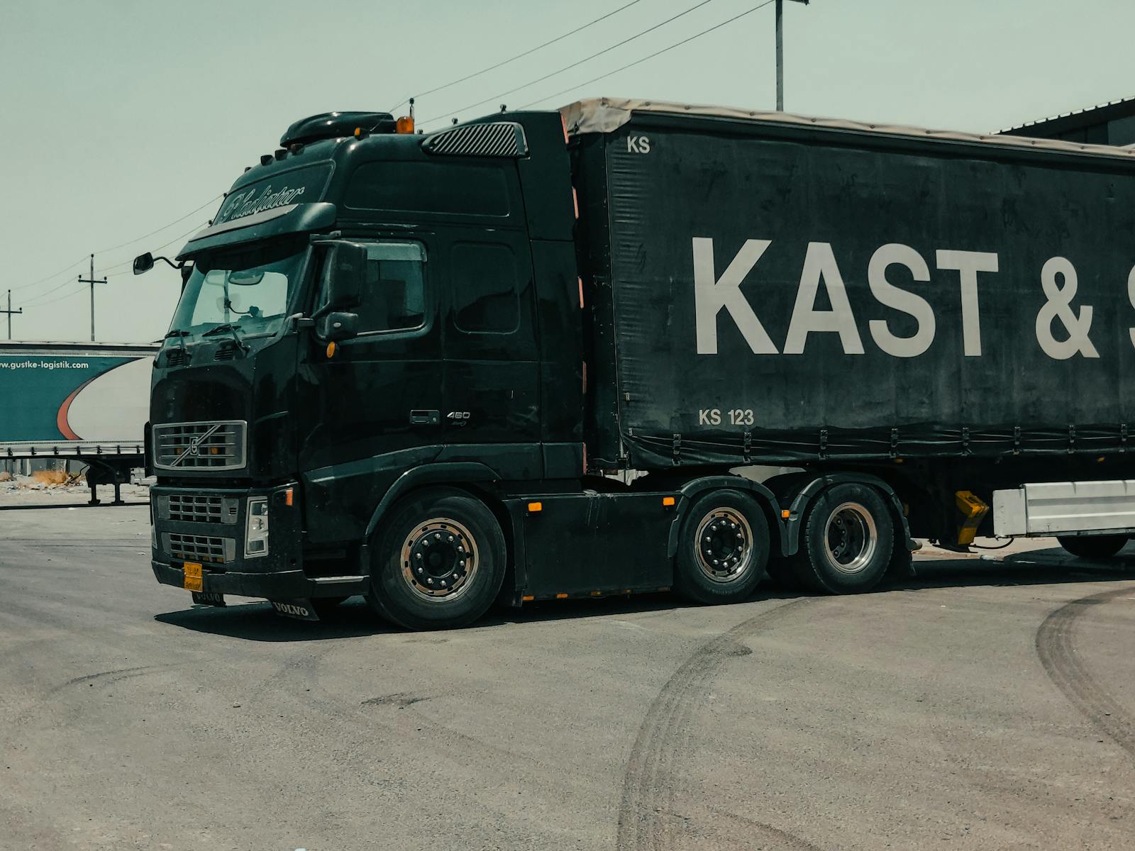 Europese vrachtwagen met oplegger bij stedelijke logistiek als illustratie van elektrische truckroutes en laadbehoefte