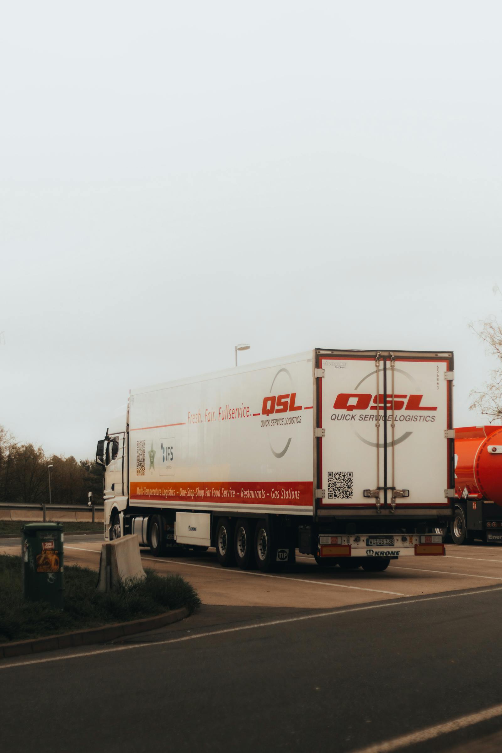 Europese vrachtwagen bij logistieke routeplanning als illustratie van truckladen, netcapaciteit en operationele fallback