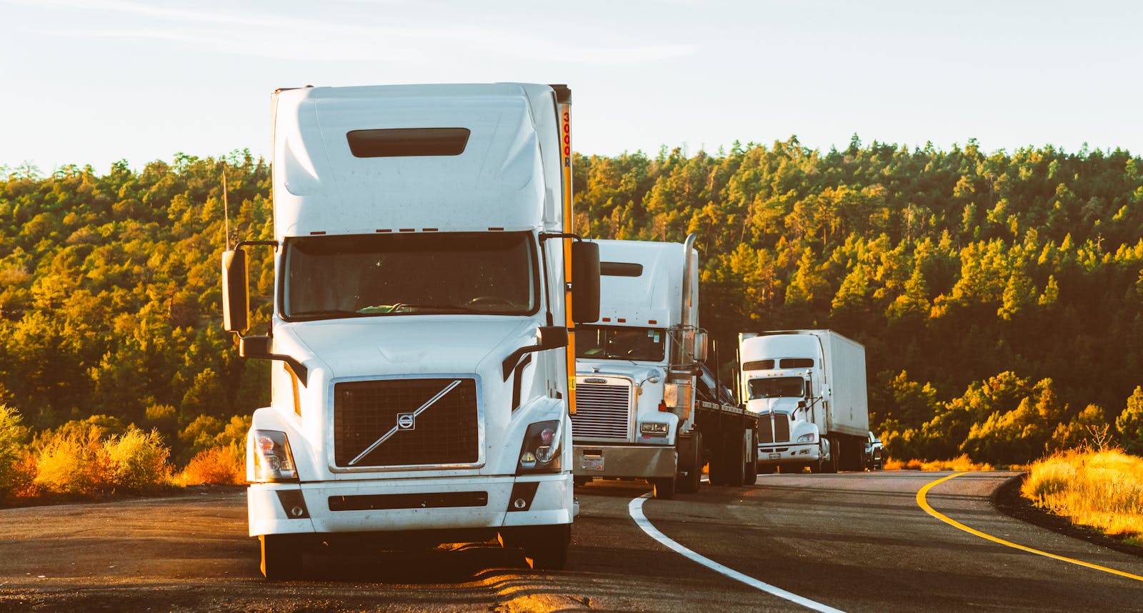 Vrachtwagens op de weg als illustratie van laadprofiel, ritplanning en truckdepot energiebehoefte