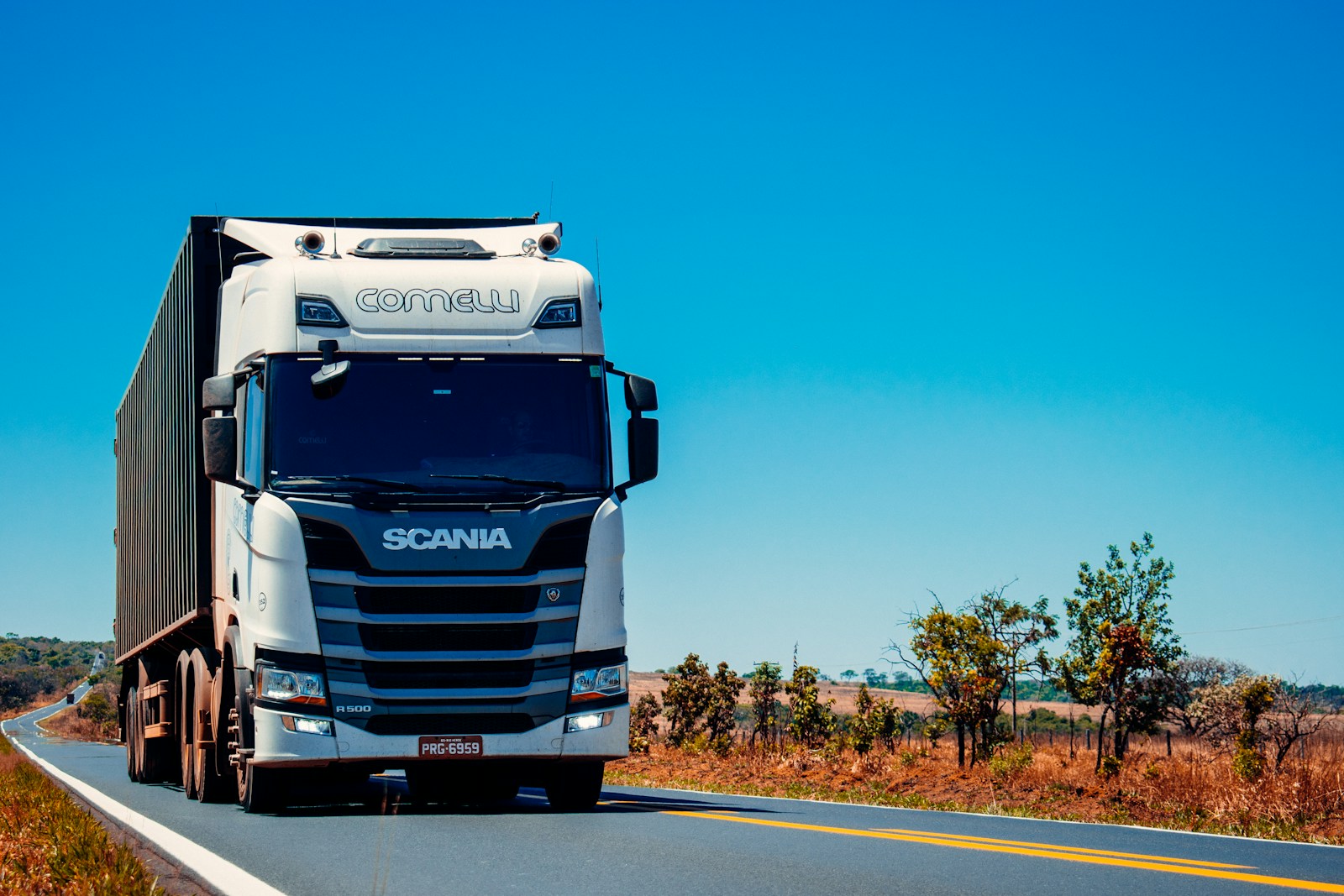Vrachtwagen in logistieke omgeving als illustratie van laadstrategie, truckplanning en vertrekzekerheid op een depot