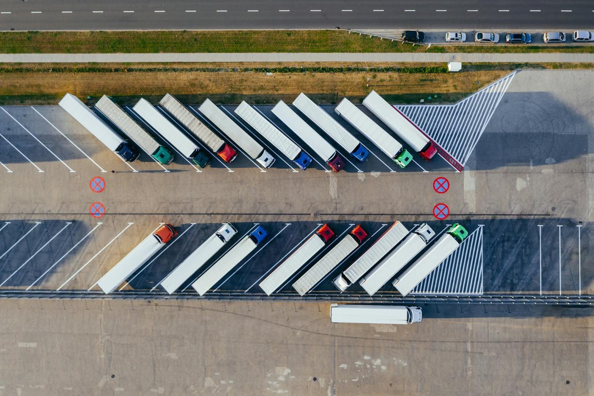 Rijen vrachtwagens op een logistiek terrein als voorbeeld van depotplanning en automatische laadautorisatie